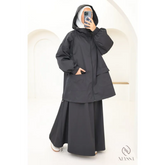 Zwarte regenparka met oversized mouwen en zakken, perfect voor lange rok en regenachtige dagen